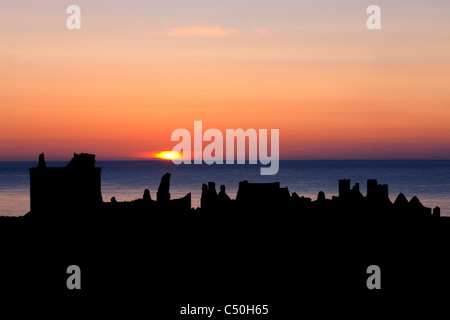 Sonnenaufgang mit den Silhouetten von Dunnottar Castle, in der Nähe von Stonehaven, Aberdeenshire, Schottland Stockfoto