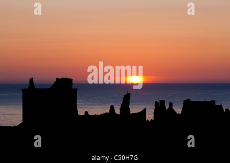 Sonnenaufgang mit den Silhouetten von Dunnottar Castle, in der Nähe von Stonehaven, Aberdeenshire, Schottland Stockfoto