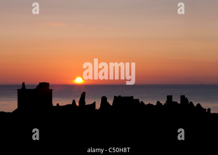 Sonnenaufgang mit den Silhouetten von Dunnottar Castle, in der Nähe von Stonehaven, Aberdeenshire, Schottland Stockfoto