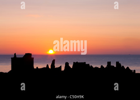 Sonnenaufgang mit den Silhouetten von Dunnottar Castle, in der Nähe von Stonehaven, Aberdeenshire, Schottland Stockfoto