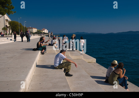 Menschen hören, Morske Orgulje die Meeresorgel entlang Obala Kralja Petra Kresimira IV am Meer promenade Zadar Kroatien Europa Stockfoto