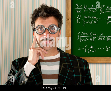 Genie Nerd Brille dumme Mann Board mathematische Formel nachdenkliche Geste denken Ausdruck Stockfoto