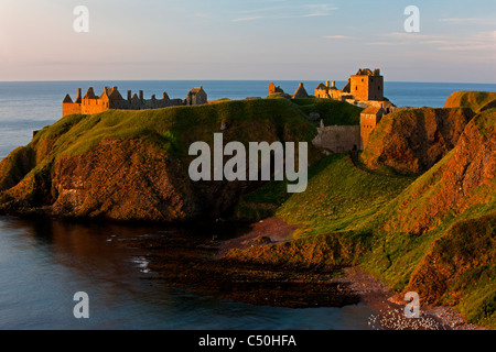 Ein Blick nach unten auf Dunnottar Castle im Morgenlicht, in der Nähe von Stonehaven, Aberdeenshire, Schottland Stockfoto