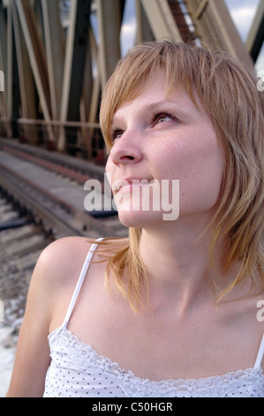 Porträt eines Mädchens in Eisenbahnen, Domodedovo, Moskau Region Stockfoto