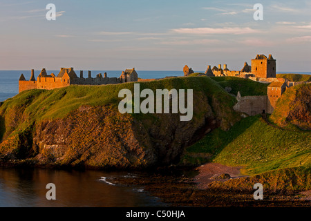 Ein Blick nach unten auf Dunnottar Castle im Morgenlicht, in der Nähe von Stonehaven, Aberdeenshire, Schottland Stockfoto