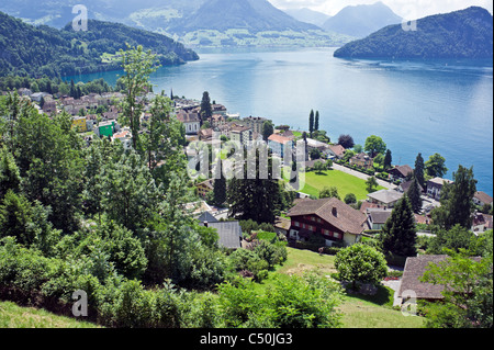 Blick über Vitznau und Vierwaldstättersee in der Schweiz von der Rigi Bergbahn Stockfoto