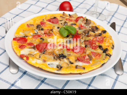 Ei-Omelett mit Tomaten, Paprika, Champignons Stockfoto