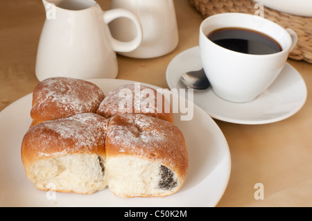 Espresso und traditionelle hausgemachte gefüllte Kuchen, gefüllt mit Pflaumenmus auf dem Tisch Stockfoto