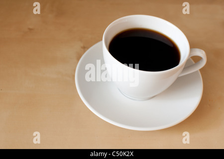 Espresso-Kaffeemaschine im weißen Becher auf Holztisch Stockfoto