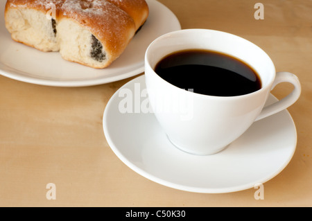 Espresso und gefüllte Kuchen auf dem Tisch Stockfoto