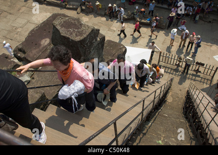 Touristen Klettern auf der steilen Treppe zu der dritten Ebene des Angkor Wat, Angkor, Siem Reap, Kambodscha Stockfoto