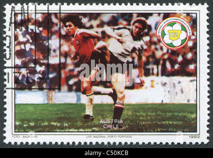 BELIZE 1982: Eine Briefmarke gedruckt in Belize, FIFA WM 1982 in Spanien gewidmet ist, zeigt ein Match zwischen Österreich - Chile Stockfoto