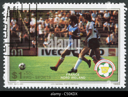 BELIZE 1982: Eine Briefmarke gedruckt in Belize, widmet sich FIFA WM 1982 in Spanien, zeigt ein Spiel Frankreich-Nordirland Stockfoto