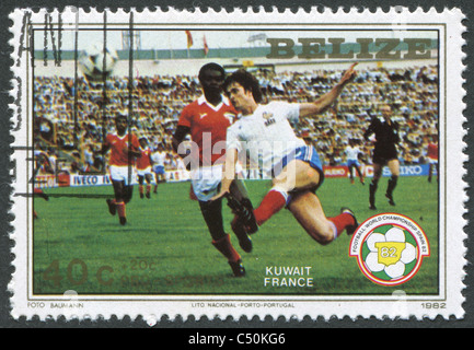 BELIZE 1982: Eine Briefmarke gedruckt in Belize, widmet sich FIFA WM 1982 in Spanien, zeigt ein Match zwischen Kuwait - Frankreich Stockfoto