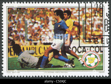 BELIZE 1982: Eine Briefmarke gedruckt in Belize, FIFA WM 1982 in Spanien gewidmet ist, zeigt ein Match zwischen Italien und Brasilien Stockfoto