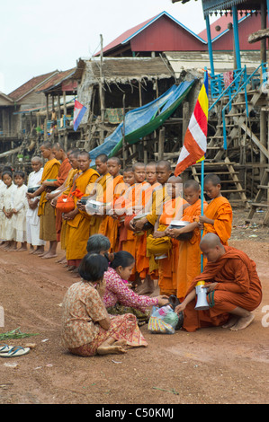 Buddhistische Mönche auf ihre Morgen Almosen rund, Kompong Klang, am Ufer des Tonle Sap See, in der Nähe von Siem Reap, Kambodscha Stockfoto