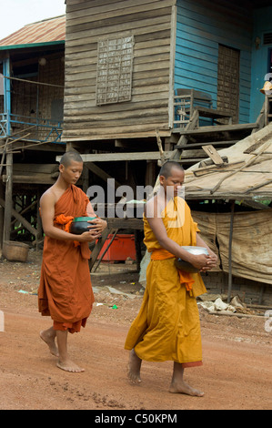 Buddhistische Mönche auf ihre Morgen Almosen rund, Kompong Klang, am Ufer des Tonle Sap See, in der Nähe von Siem Reap, Kambodscha Stockfoto