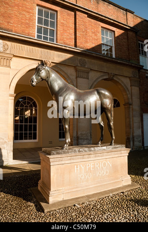 Die Statue des berühmten Rennpferd "Hyperion" außerhalb des Jockey Clubs, Newmarket Suffolk UK Stockfoto