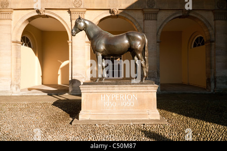 Die Statue des berühmten Rennpferd "Hyperion" außerhalb des Jockey Clubs, Newmarket Suffolk UK Stockfoto