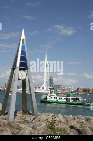 Gosport Fähre mit maritimen Uhr im Vordergrund und Spinnakar Tower im Hintergrund Stockfoto
