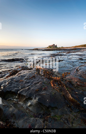 Ebbe an der felsigen Küste und Strand von Bamburgh. Stockfoto
