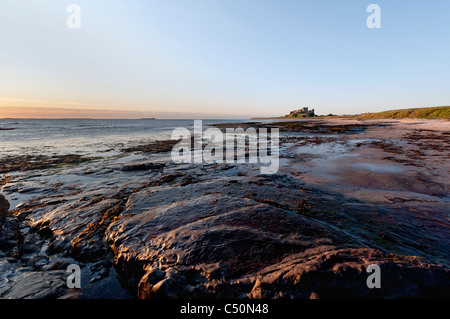 Ebbe an der felsigen Küste und Strand von Bamburgh. Stockfoto