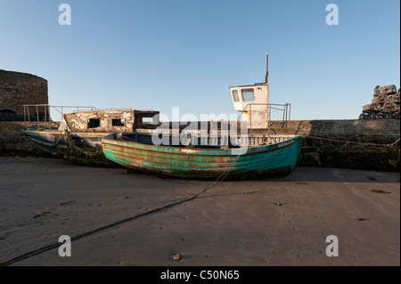 Alte Boote am Strand von Beadnell. Stockfoto