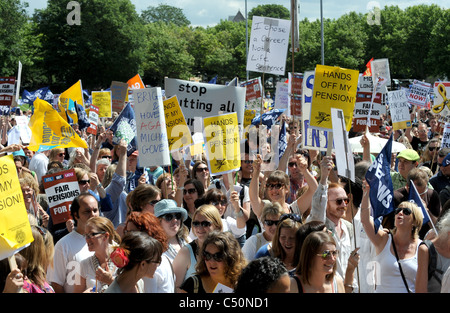 Tausende von Lehrern und Beschäftigten im öffentlichen Dienst auf einen Protest marschieren durch Brighton heute gegen die vorgeschlagene Pensionskürzungen Stockfoto