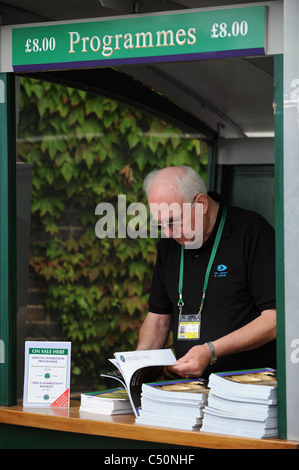 Programm Verkäufer WIMBLEDON CHAMPIONSHIPS 2011 WIMBLEDON CHAMPIONSHIPS 2011 WIMBLEDON LAWN TENNIS CLUB WIMBLEDON ENGLAND 22 Jun Stockfoto