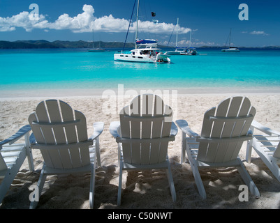 Adirondack Stuhl Boote und Strand. Jost Van Dyke. Britische Jungferninseln Stockfoto