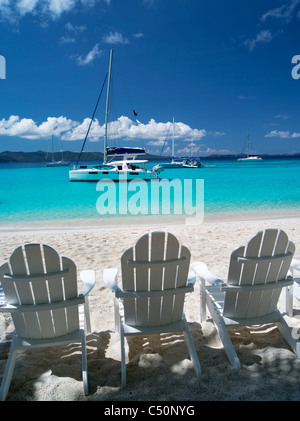 Adirondack Stuhl Boote und Strand. Jost Van Dyke. Britische Jungferninseln Stockfoto