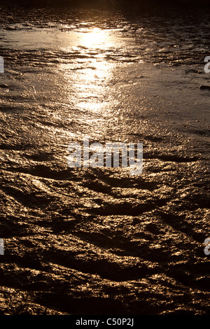 Sonnenuntergang spiegelt sich in den Schlamm, Marktgebiet beim Glastonbury Festival 2011. Stockfoto