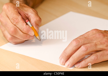 Mann mit kurzen Bleistift Stub schreiben Stockfoto