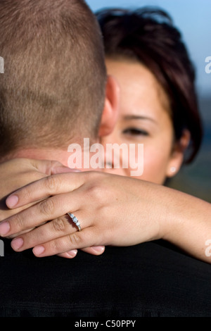Ein junges glückliches Paar, das gerade verlobt. Geringe Schärfentiefe mit Fokus auf die Diamant-Verlobungsring. Stockfoto