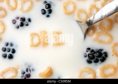 Das Wort buchstabiert sterben aus Brief Getreide Formstücke schwebend in einem Milch gefüllte Müslischale. Stockfoto