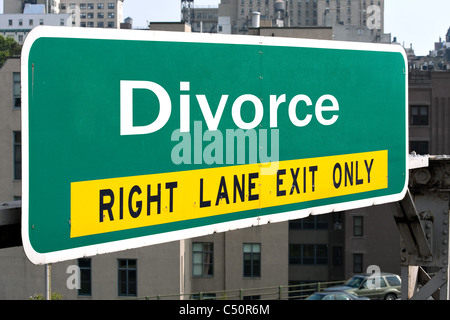 Einem grünen Autobahn Schild mit das Wort Scheidung drauf. Stockfoto