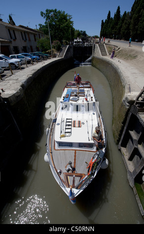 Kanal Lastkähne durch die berühmten Sept Ecluses (sieben Schlösser) de Fonserranes, Beziers entlang des Canal du Midi Stockfoto