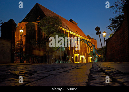 Die Tumski-Brücke mit der Kirche der Heiligsten Jungfrau Maria am Sand, Wroclaw, Polen Stockfoto