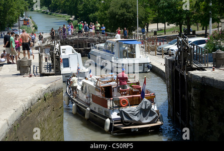 Kanal Lastkähne durch die berühmten Sept Ecluses (sieben Schlösser) de Fonserranes, Beziers entlang des Canal du Midi Stockfoto