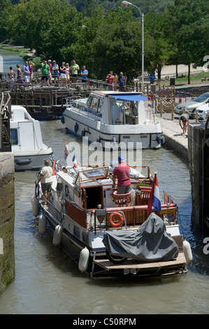 Kanal Lastkähne durch die berühmten Sept Ecluses (sieben Schlösser) de Fonserranes, Beziers entlang des Canal du Midi Stockfoto