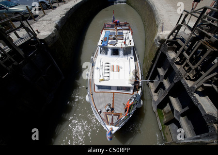 Kanal Lastkähne durch die berühmten Sept Ecluses (sieben Schlösser) de Fonserranes, Beziers entlang des Canal du Midi Stockfoto