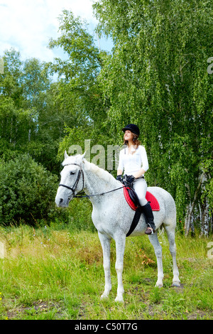 Bild des glücklichen weibliche Jockey auf Appaloosa Pferd im Freien sitzen Stockfoto