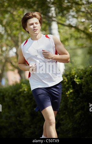 Porträt eines jungen Mannes mit einem Walkman Joggen Stockfoto
