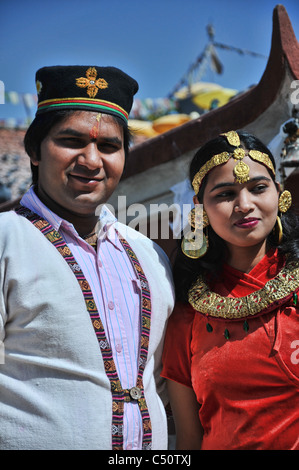 Braut und Bräutigam posiert vor ihrer Hochzeit feierten in Boudhanath, Kathmandu-Tal Stockfoto