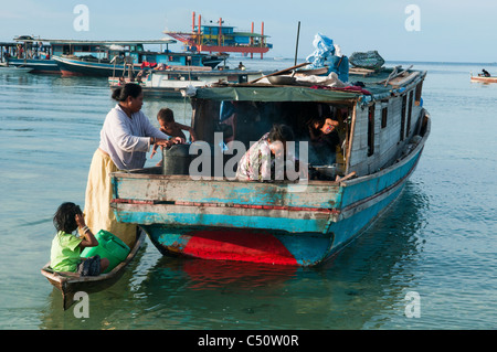 See-Zigeuner-Familie und ihr Boot auf Mabul Island, Borneo, Malaysia Stockfoto