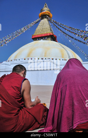 Mönche beten vor der berühmten Stupa von Boudhanath im Kathmandu-Tal. Stockfoto