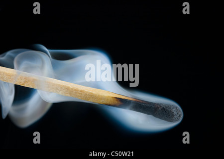 Ein gewöhnlicher Haushalt Sicherheit Match - Rauchen, auf schwarz. Stockfoto