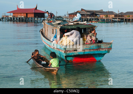 See-Zigeuner-Familie und ihr Boot auf Mabul Island, Borneo, Malaysia Stockfoto