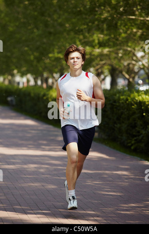 Porträt von aktiven jungen Mann Joggen im park Stockfoto