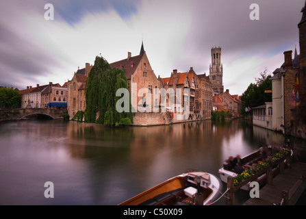 Der Blick in Richtung Belfort Glockenturm aus dem Rozenhoedkaai in Brügge, Belgien. Stockfoto